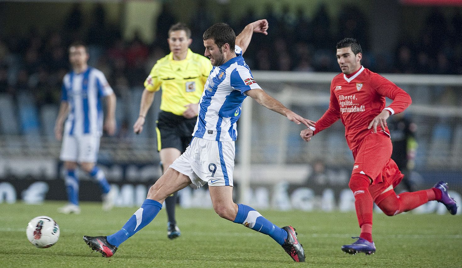 Agirretxe, baloia harrapatu nahian, Sevillaren aurkako lehian. JON URBE / ARP.