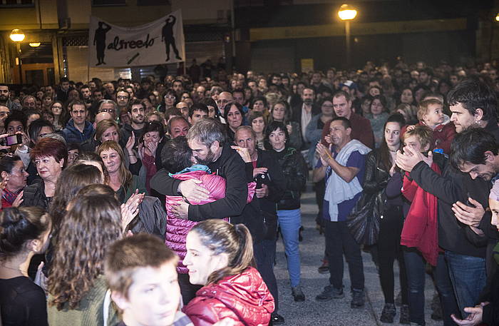 Amurrion ostiral iluntzean egin zuten manifestazioa. MARISOL RAMIREZ / ARGAZKI PRESS