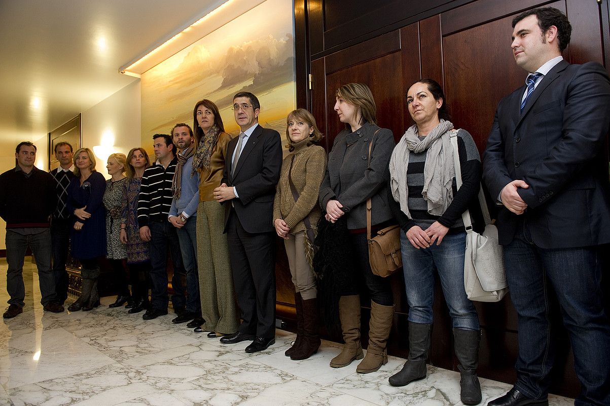 Patxi Lopez EAEko lehendakari eta Idoia Mendia Justizia sailburua, atzo, Eusko Legebiltzarrean, haur lapurtuen kasuetan kaltetutakoekin. RAUL BOGAJO / ARGAZKI PRESS.