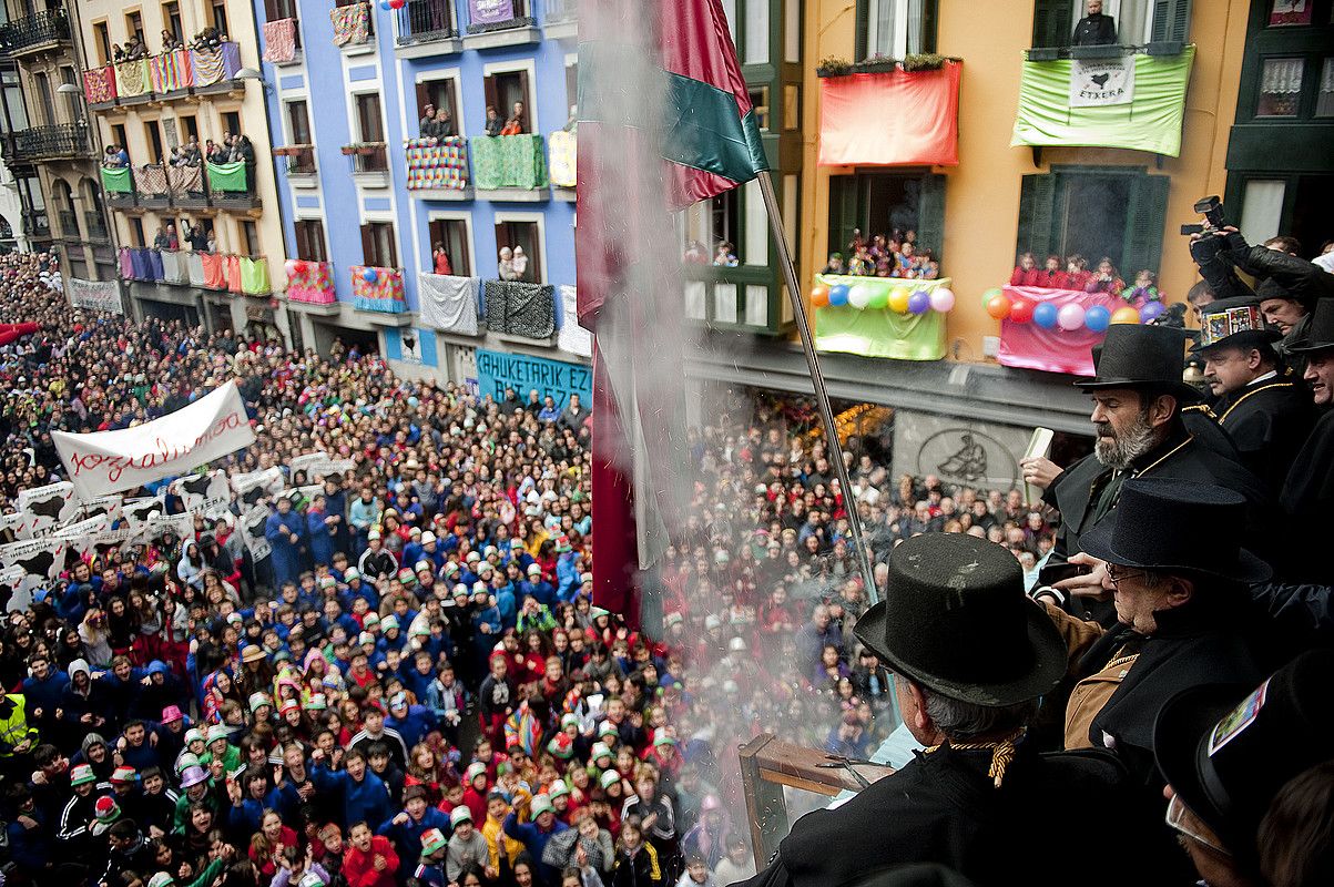 Jendetza bildu zen Tolosako plaza zaharrean inauteriak hasteko. JUAN CARLOS RUIZ / ARGAZKI PRESS.