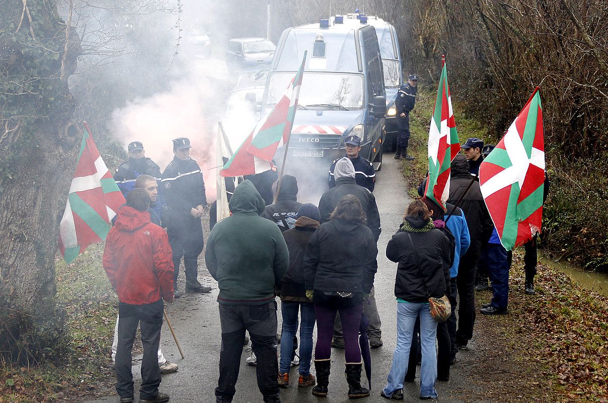 Atxilotuak eramaterakoan istiluak izan ziren Poliziaren eta elkartasuna adieraztera joandakoen artean. BOB EDME.