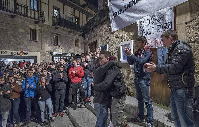 Gauean harrera egin diete hiru gazteei, Errenterian. ANDONI CANELLADA, ARGAZKI PRESS