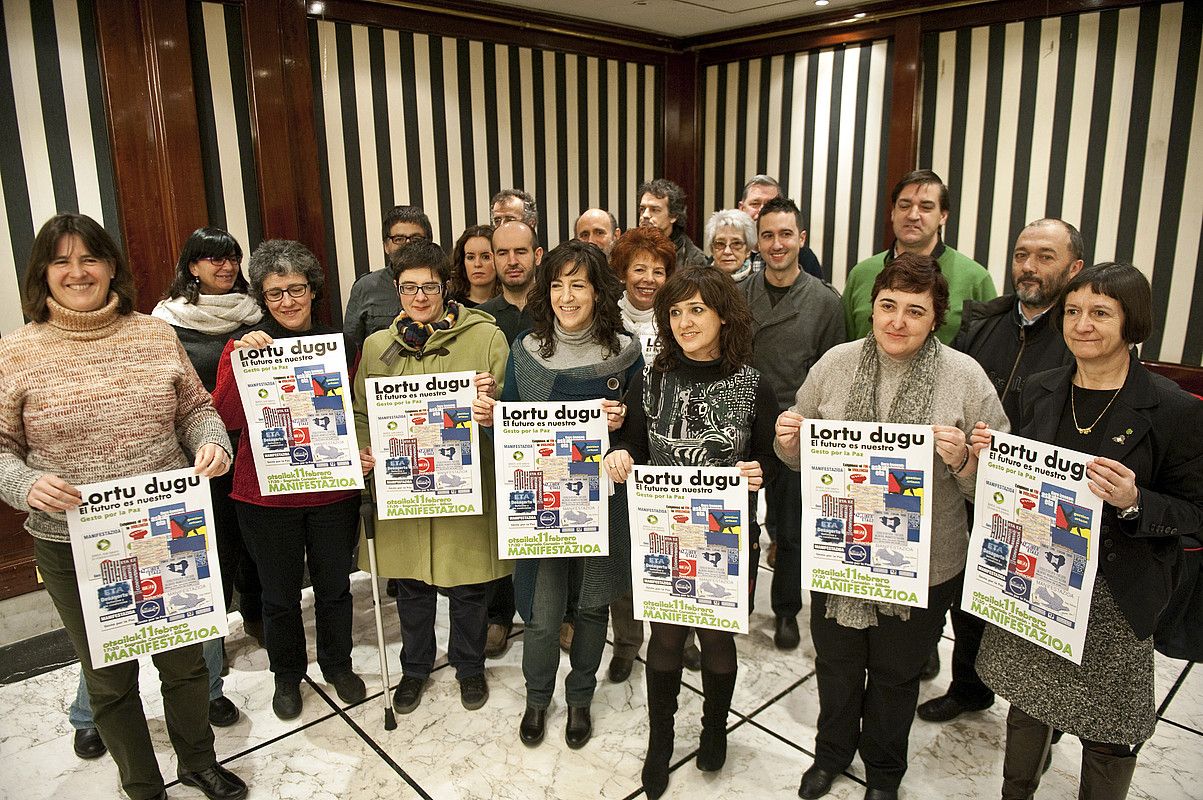 BAKeko kideak, gaurko manifestazioaren aurkezpenean. J. HERNAEZ / ARP.