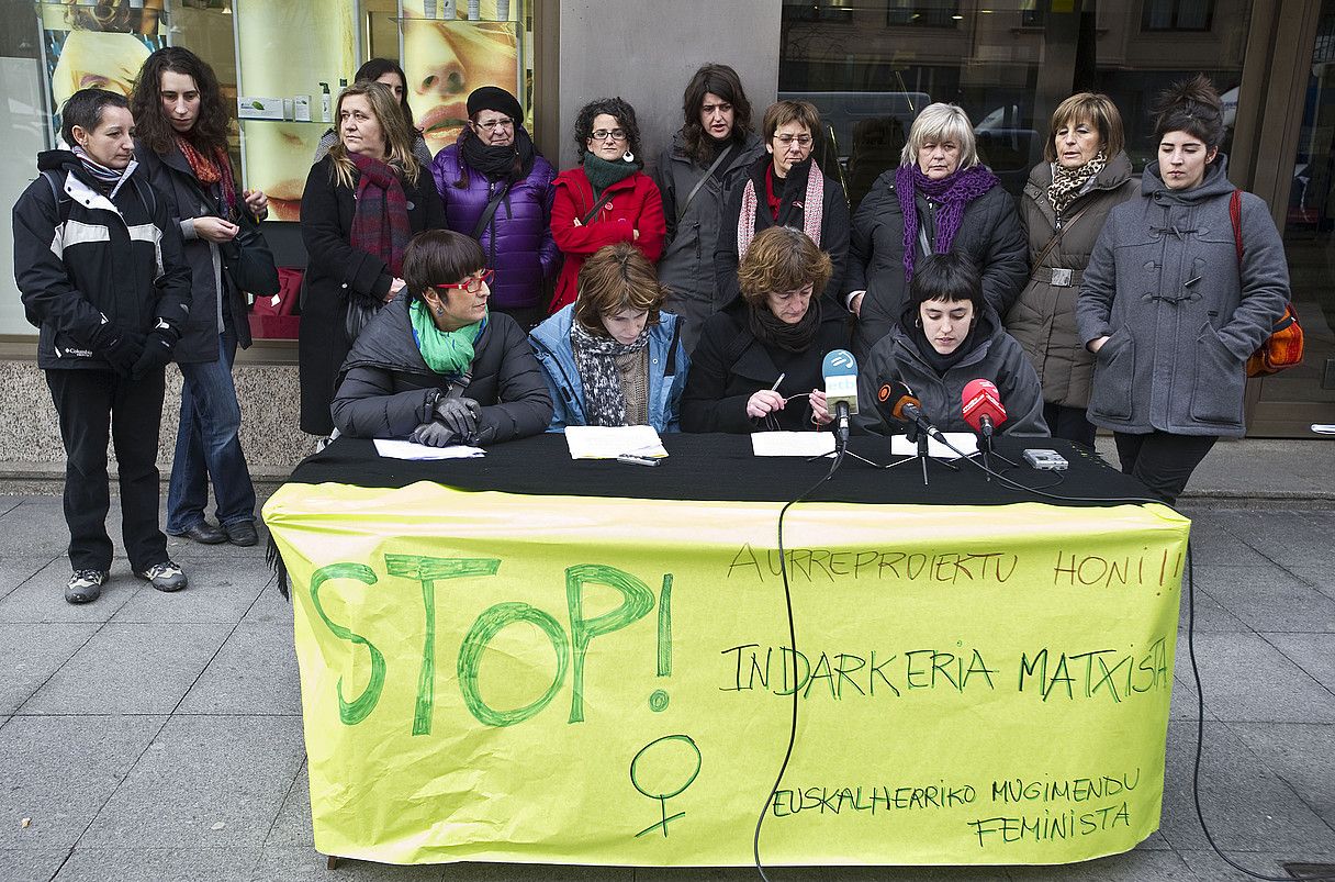 46 talde feminista, elkarte sozial eta sindikatuk sinatutako idatzi bat aurkeztu zuten atzo, Bilbon. JON HERNAEZ / ARP.