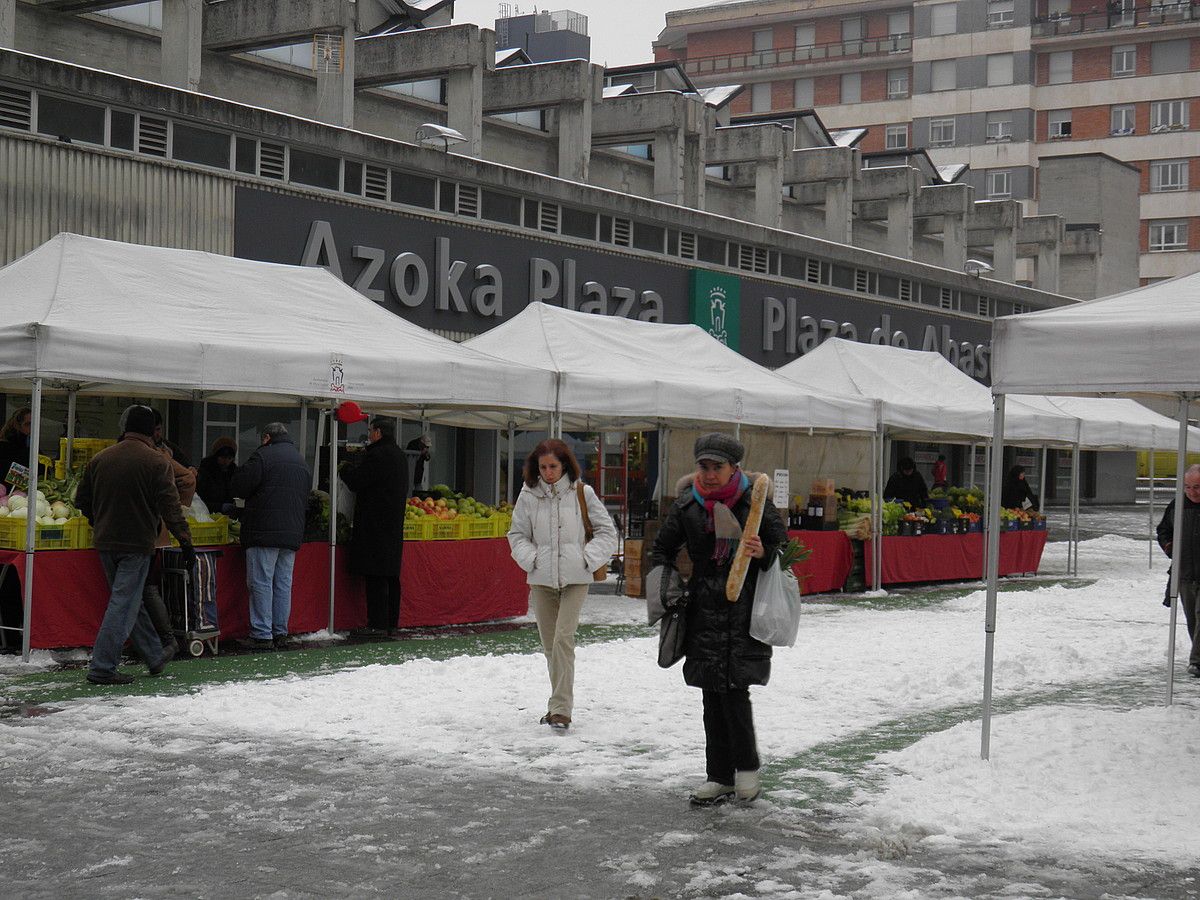 Elurpean egin behar izan dute azken egunotan Santa Barbarako azoka. E. BEGIRISTAIN.