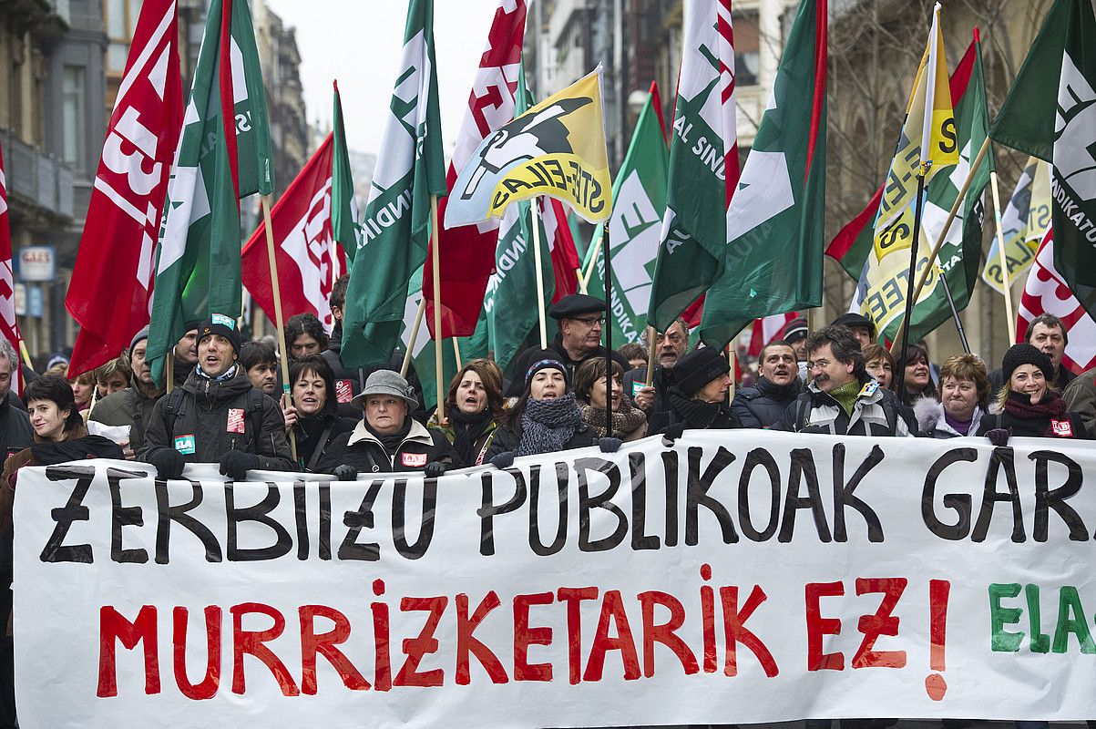 Milaka lagun elkartu ziren Bilbon, Donostian eta Gasteizen murrizketen aurka antolatutako manifestazioetan. JAGOBA MANTEROLA / ARGAZKI PRESS.