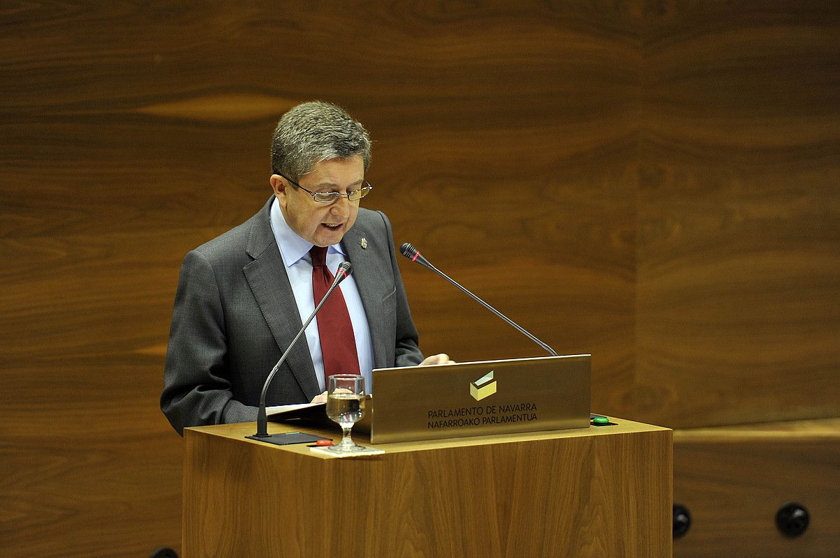 Alvaro Miranda Nafarroako bigarren presidenteorde eta Ekonomia kontseilaria, atzo, parlamentuan. I. ZABALETA / ARP.