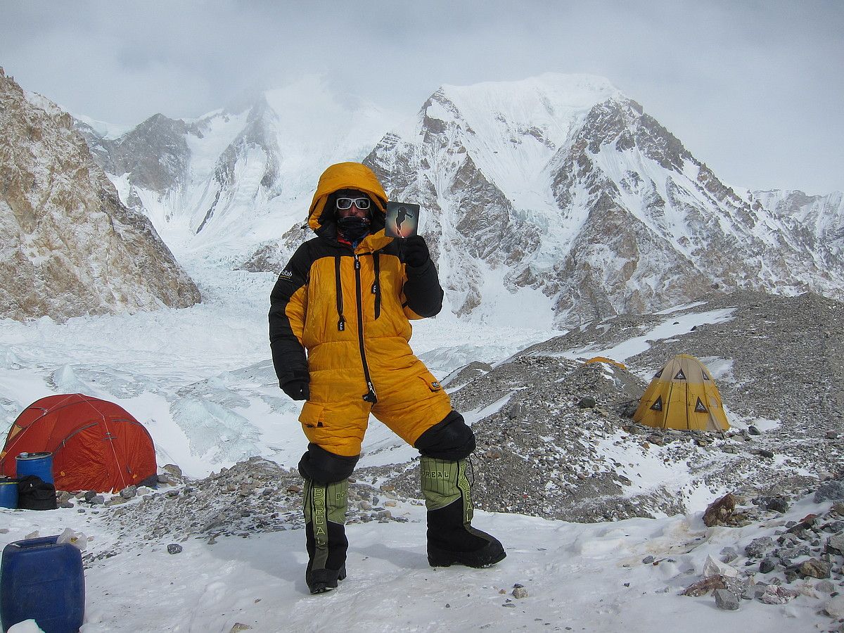 Alex Txikon, Gasherbrum I mendiko beheko kanpalekuan, Berri Txarrak taldearen diskoa eskuan duela. ALEX TXIKON.