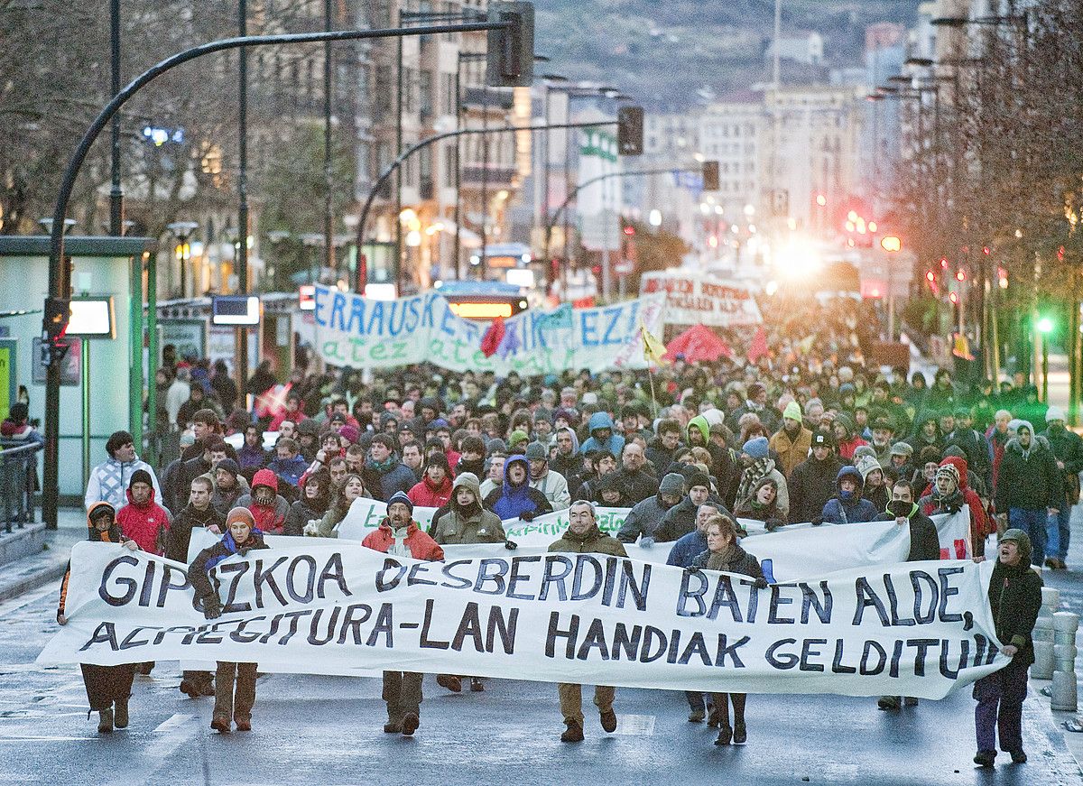 Ehunka lagunek egin zuten atzo arratsaldean Gipuzkoan egin nahi dituzten azpiegitura handien aurka. JON URBE / ARP.