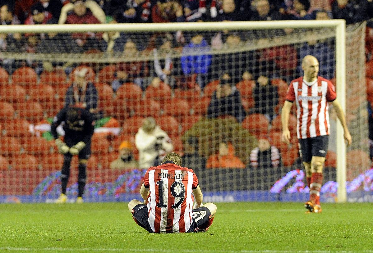 Iker Muniain, lurrean, etsita, Espanyolek hirunakoa lortu ondoren. MONIKA DEL VALLE / ARGAZKI PRESS.