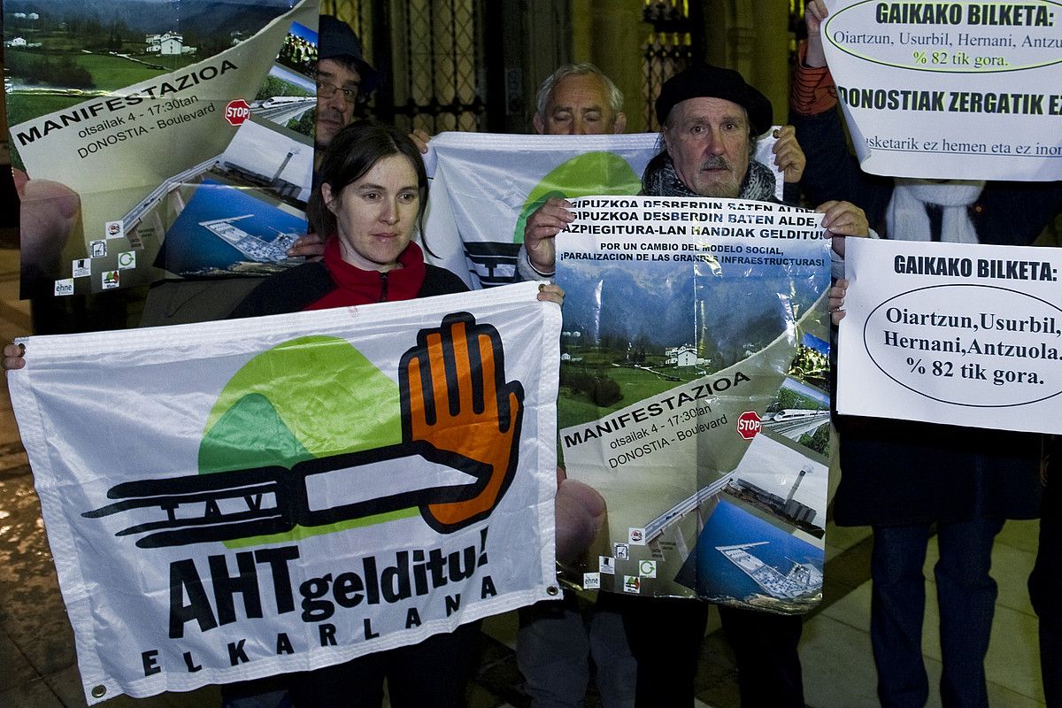 Atzo Donostian azpiegitura erraldoien aurka eginiko protesta. L. F. ARROIABE / ARP.