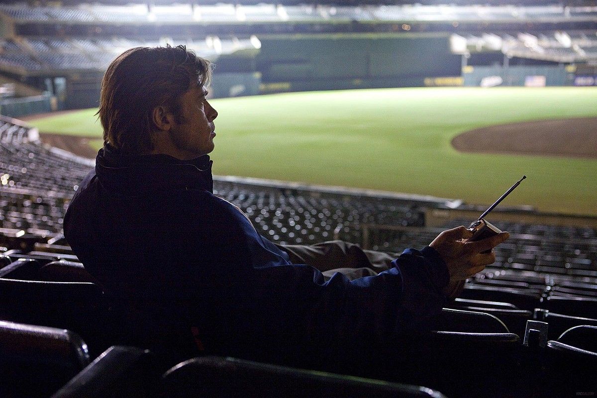 Brad Pitt aktoreak jokatu du Billy Beane entrenatzailearen rola filmean. BERRIA.