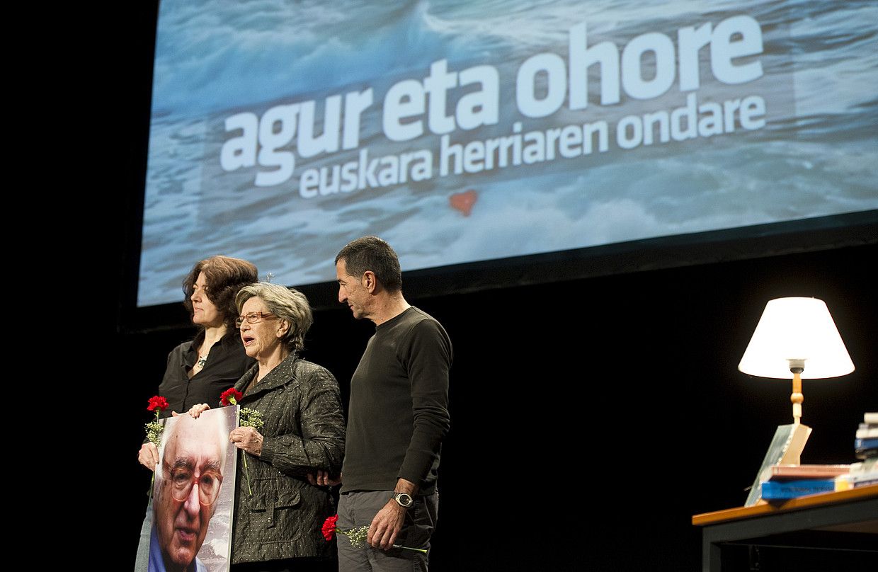 Txillardegiren alargun Jone Forcada eta bien bi seme-alaba, herenegun, Viktoria Eugeniako omenaldi ekitaldian. JAGOBA MANTEROLA / ARGAZKI PRESS.