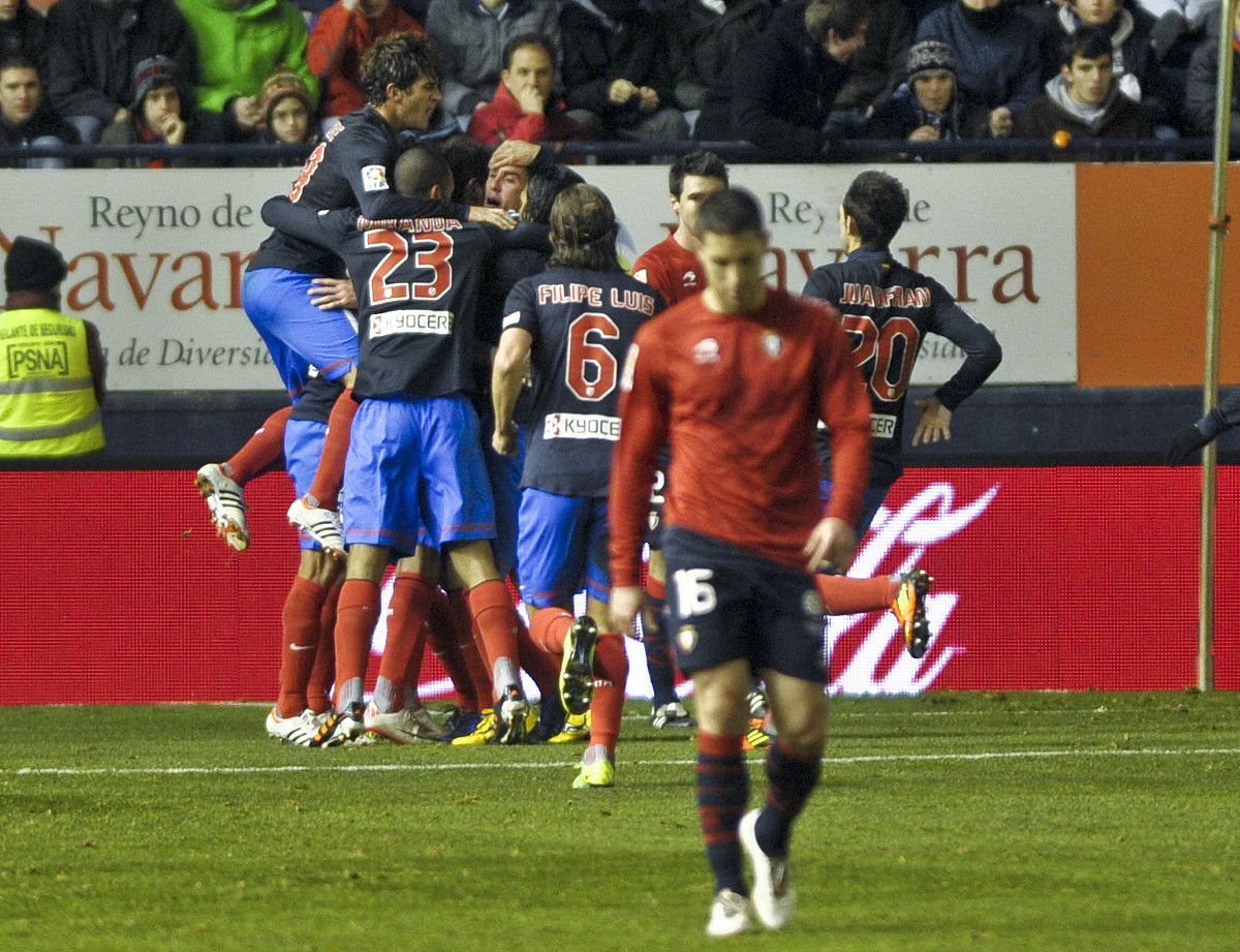 Atletico Madrileko jokalariak, atzo, Godinek 40. minutuan sartutako gola ospatzen; erabakigarria izan zen jokaldi hori. LANDER FDEZ. ARROIABE / ARGAZKI PRESS.