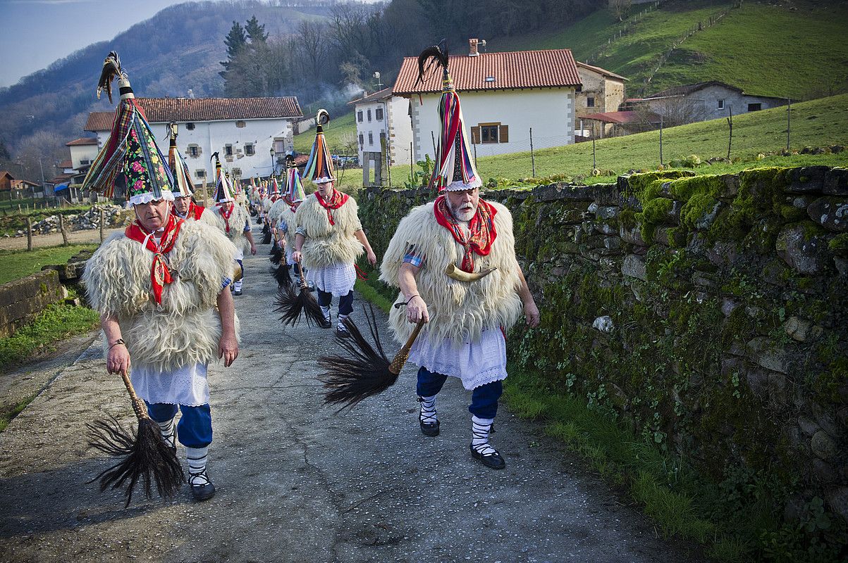 Goiza lainopean eta hotz joan zen arren, eguzkipean bukatu zuten atzoko inauteri eguneko festa joaldunek Iturengo pilotalekuan. LANDER FERNANDEZ DE ARROIABE / ARGAZKI PRESS.