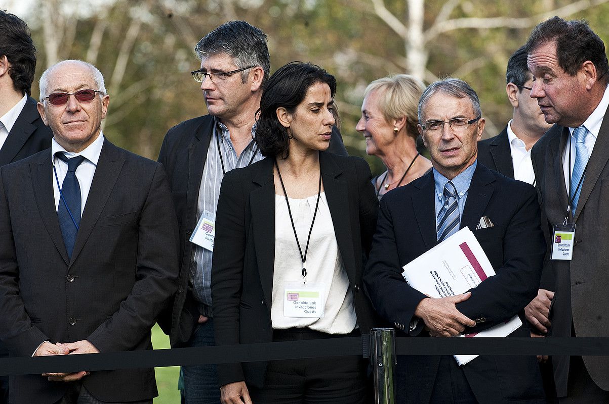 Jean-Rene Etxegarai, Michel Larralde, Frederique Espagnac, Kotte Ezenarro eta Max Brisson, Aieteko Konferentzian, iragan urriaren 17an. LUIS JAUREGIALTZO / ARGAZKI PRESS.