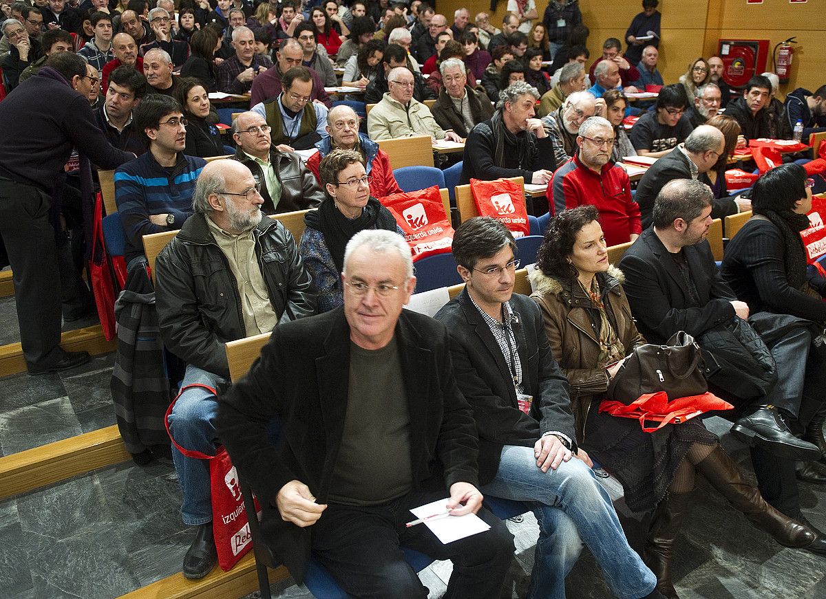 Cayo Lara eta Mikel Arana, atzo, Ezker Anitzak Leioan egin zuen batzar nagusian. LUIS JAUREGIALTZO / ARGAZKI PRESS.