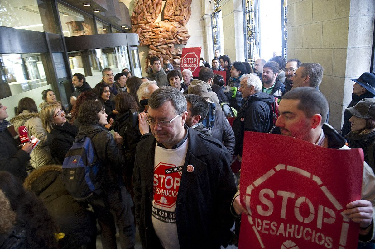 Kutxaren Donostiako egoitza nagusiko atariraino joan ziren atzo protestan, etxe husteak salatzeko. A. CANELLADA / ARP.