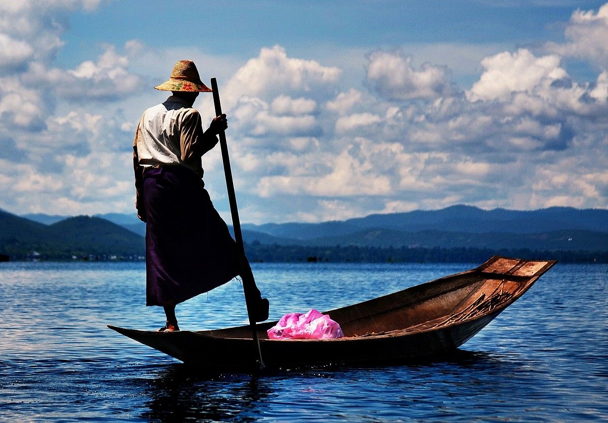 Inle lakuan Intha etniako arrantzalea. FERNANDO ROJO.