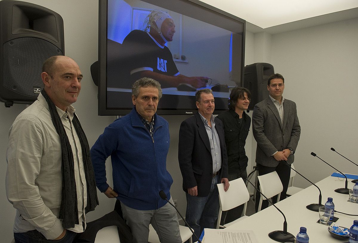 Andoni Egaña. Iñaki Murua, Manuel Carreiras, Kepa Paz-Alonso eta Miguel Arozena, ikerketaren aurkezpena egiten, atzo. Atzean, Egaña erresonantzia magnetiko batean erakusten duen irudia. ANDONI CANELLADA / ARGAZKI PRESS.