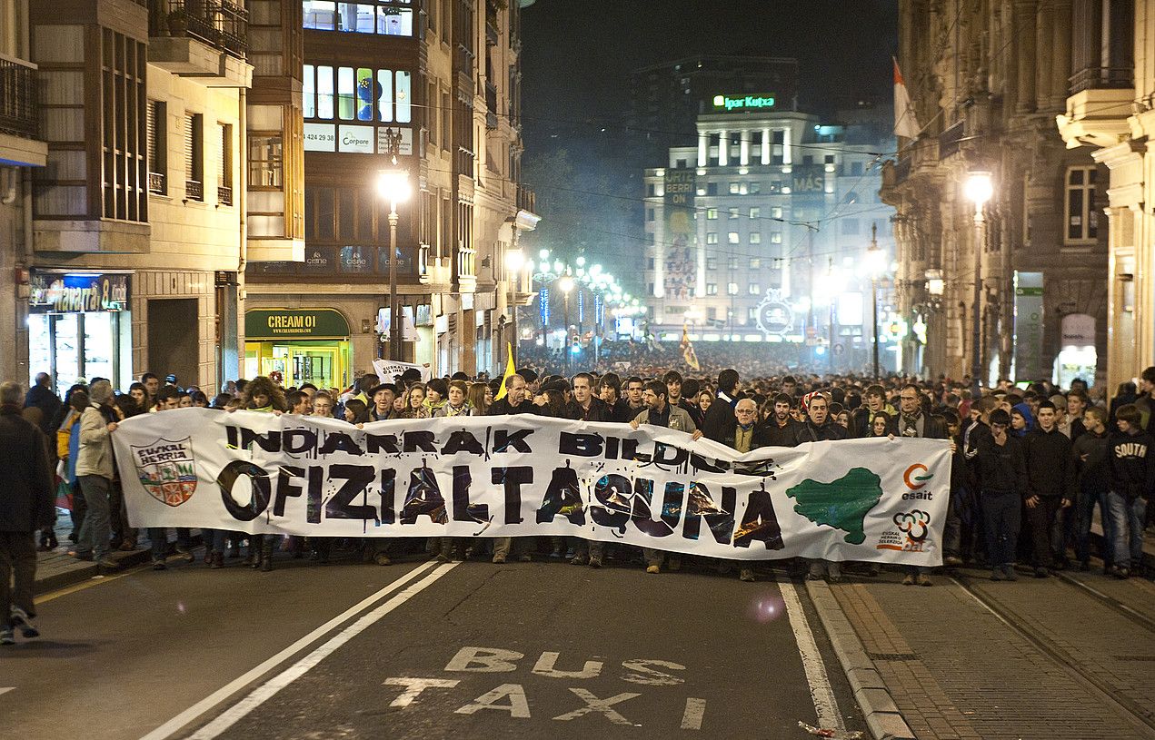 Manifestazio jendetsua izan zen atzo Bilboko kaleetan, euskal selekzioaren ofizialtasuna aldarrikatzeko. JON HERNAEZ / ARGAZKI PRESS.