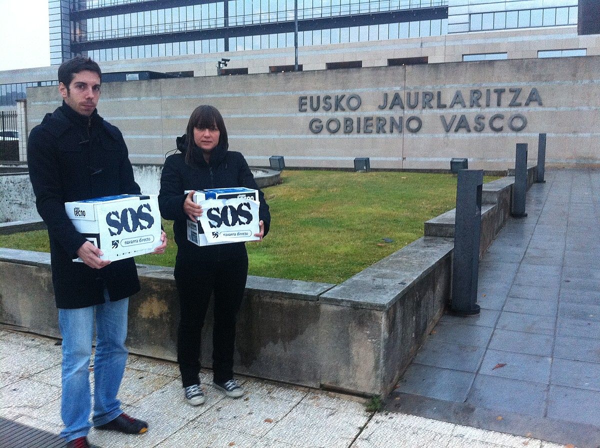 Navarra Directo-ko langileak, sinadurak Eusko Jaurlaritzara eramaten. BERRIA / BERRIA.