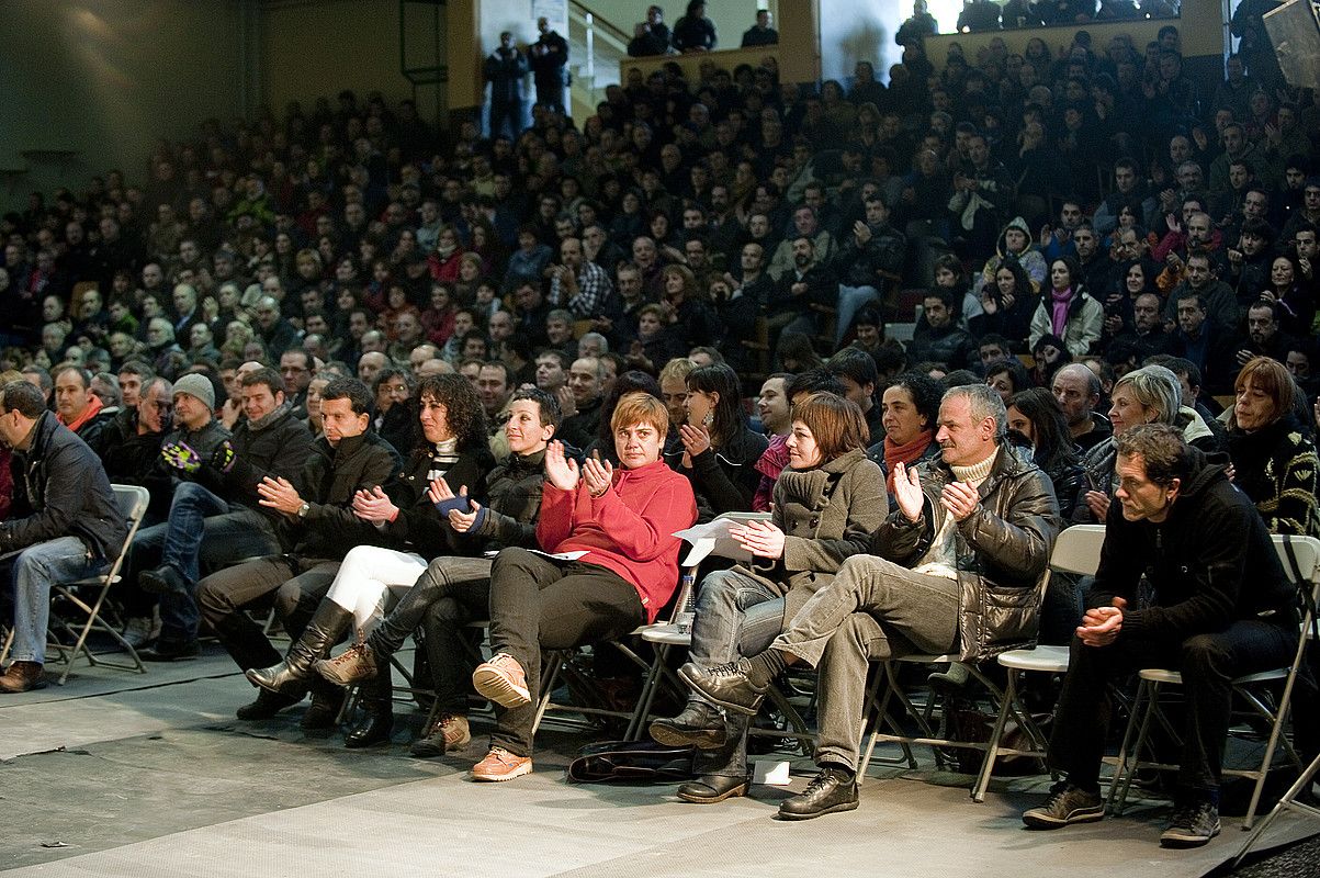 LABeko zuzendaritzako kideak eta Egin Dezagun Bidea mugimenduko kideak, atzo, Donostian. JUAN CARLOS RUIZ / ARP.