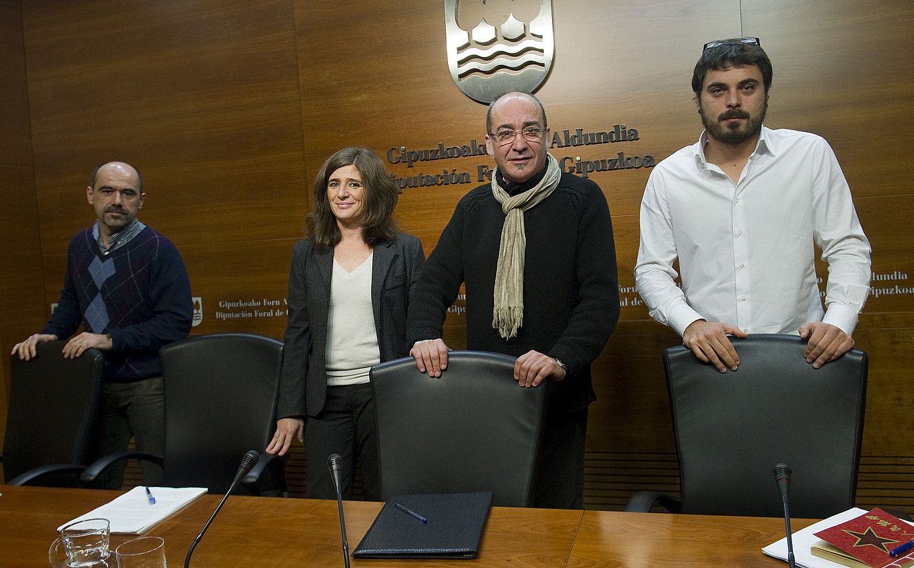 Jon Uriguen, Helena Franco, Martin Garitano eta Ander Rodriguez, atzo Donostian eginiko agerraldian. A. C. / ARP.