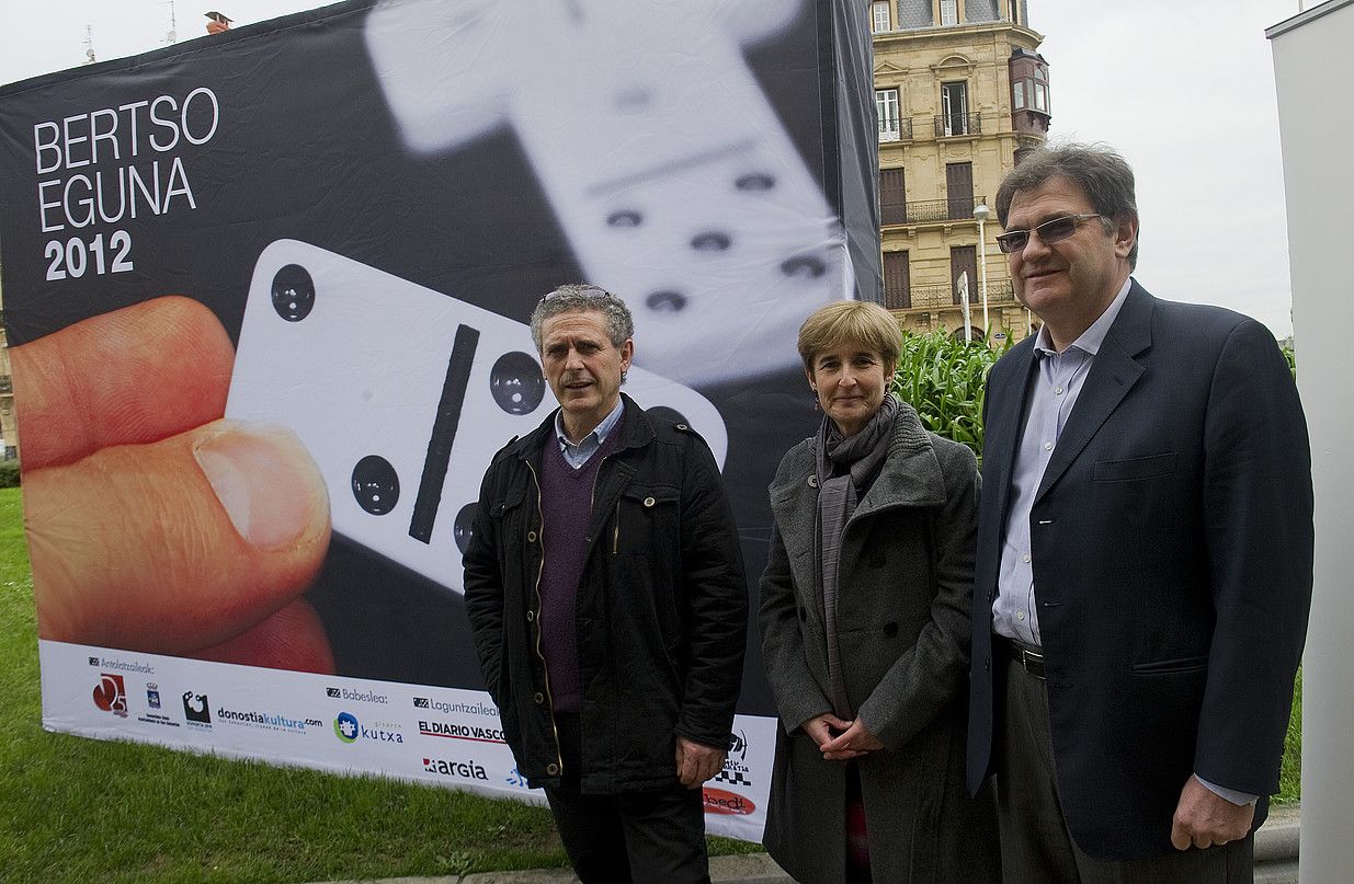 Iñaki Murua, Nerea Txapartegi Donostiako Udaleko Kultura zinegotzia eta Iñaki Almandoz Kutxakoa, atzo Donostian. ANDONI CANELLADA / ARGAZKI PRESS.