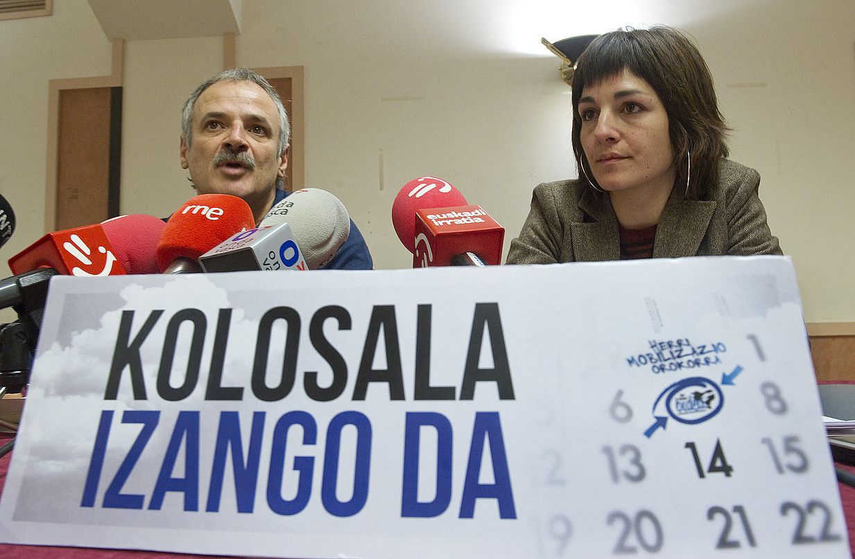 Manu Ugartemendia eta Amaia Esnal, Egin Dezagun Bidea ekimeneko kideak, atzoko agerraldian. ANDONI CANELLADA / ARGAZKI PRESS.