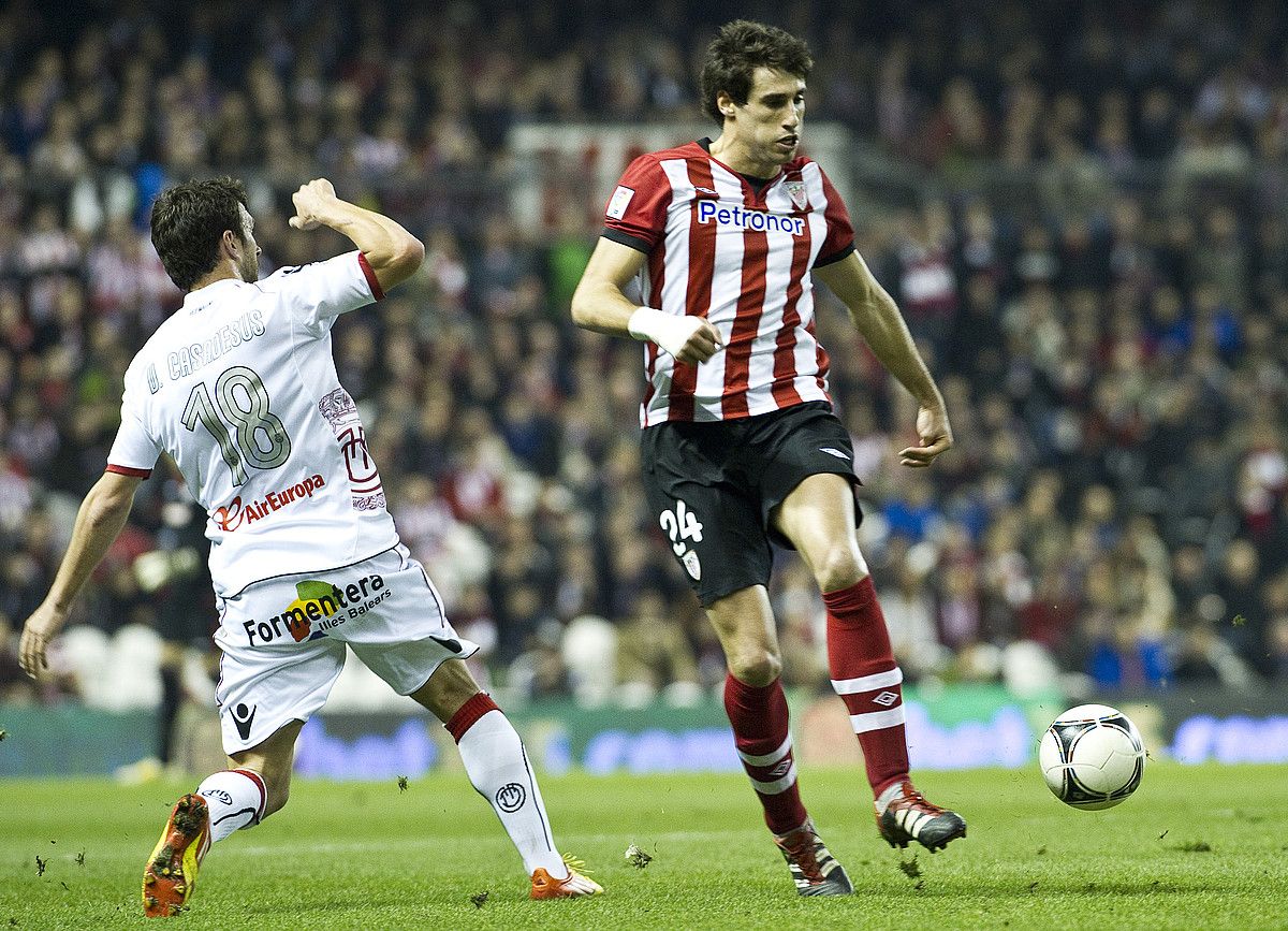 Javi Martinez baloia babesten, Albaceteren aurka. MANU / EFE.