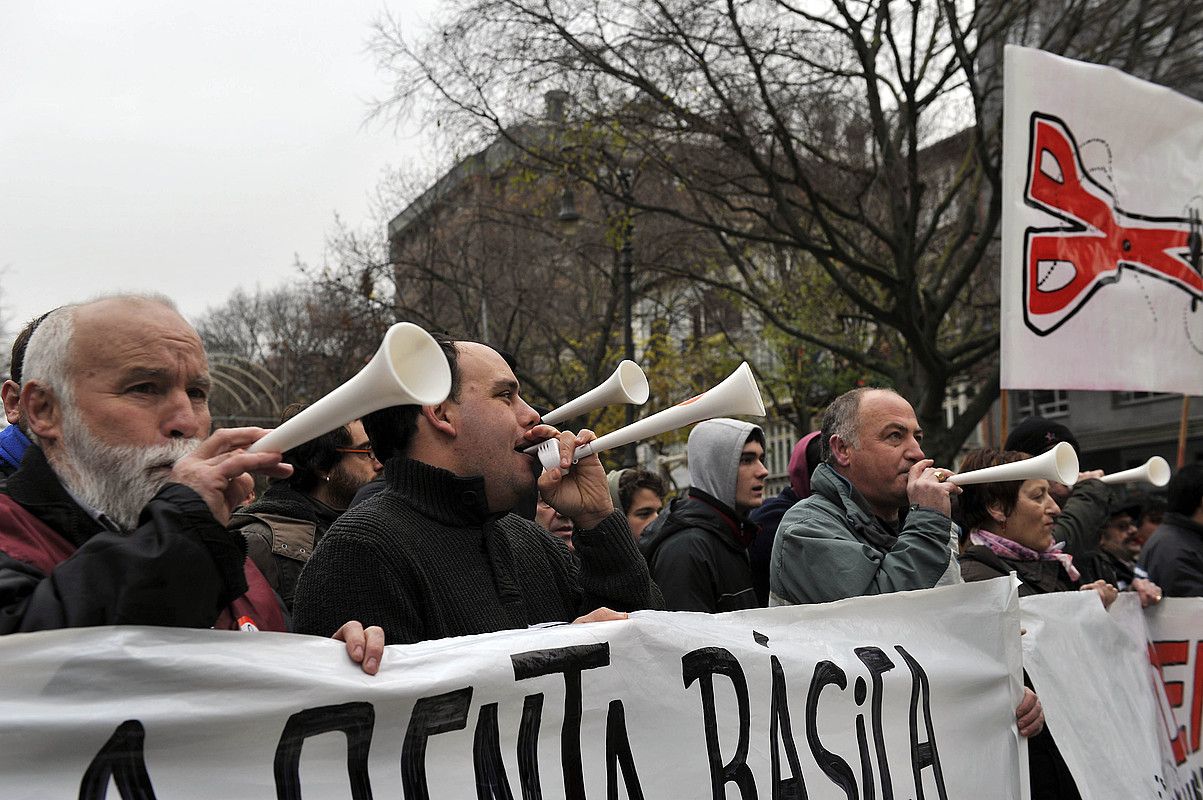 Murrizketen aurka Nafarroako Legebiltzarraren aurrean egindako protesta. IDOIA ZABALETA / ARGAZKI PRESS.