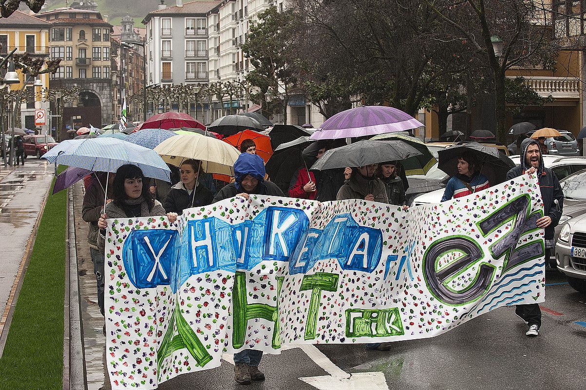 Krisi garaian tren lasterreko obrak egitea «dirua xahutzea» dela salatu zuten atzo Tolosan. JUAN CARLOS RUIZ / ARP.