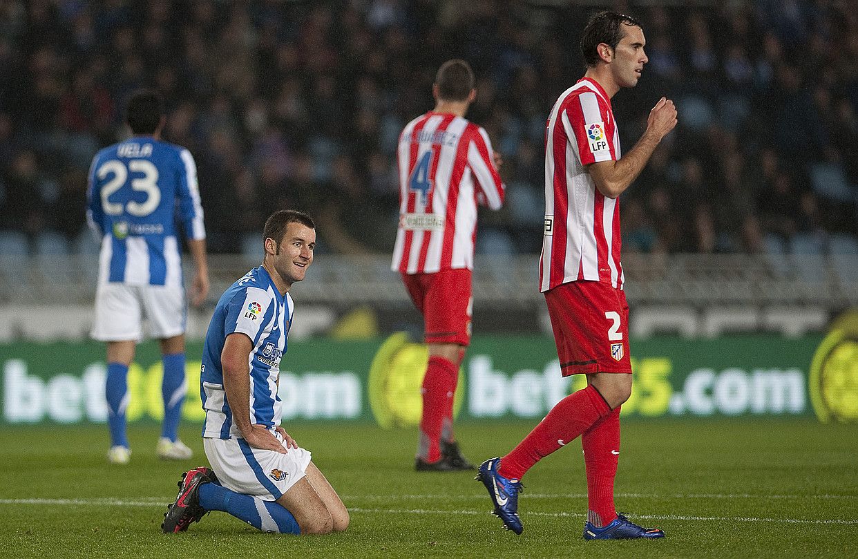 Imanol Agirretxe, etsipenak jota, belauniko, atzo Anoetan Atletico Madrilen aurka jokaturiko partidan. JUAN CARLOS RUIZ / ARGAZKI PRESS.