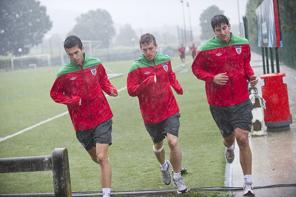 Markel Susaeta, Iker Muniain eta Mikel San Jose, korrika, Lezaman. Gaur hasieratik ariko dira hirurak. L. JAUREGIALTZO  / ARP.