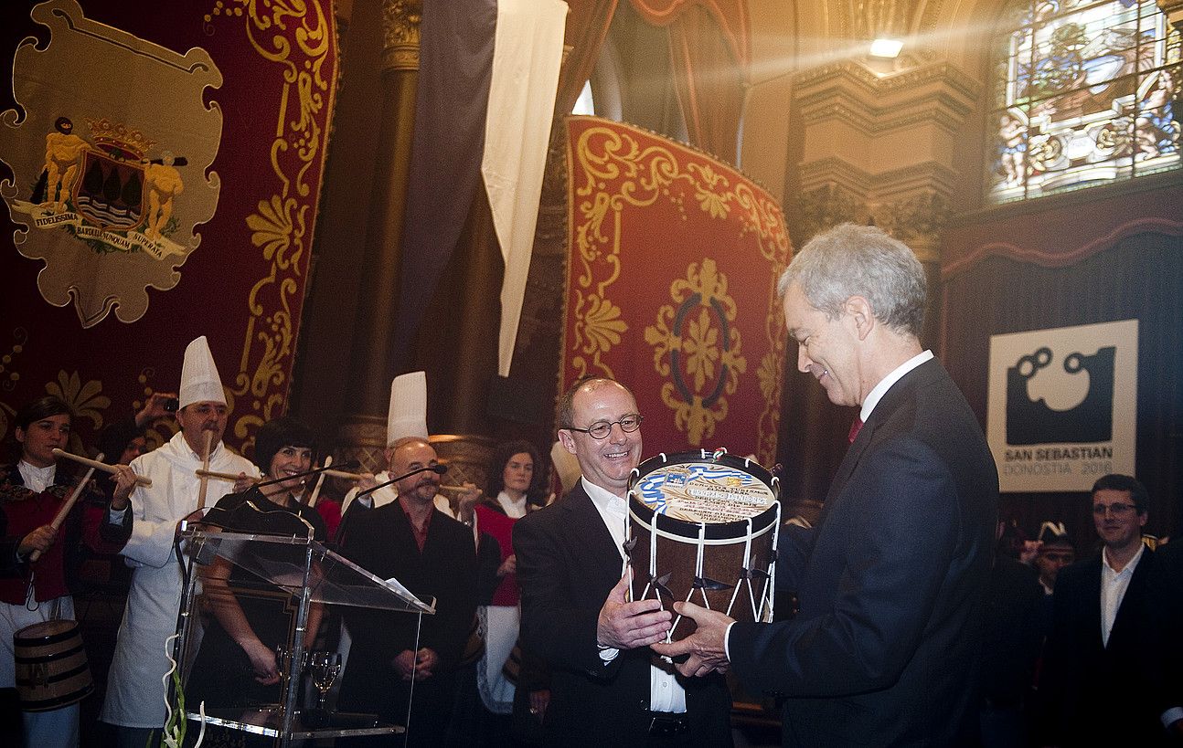 Juan Karlos Izagirre alkatea, Enrique Cifuentesi urrezko danborra ematen. JON URBE/ ARGAZKI PRESS.