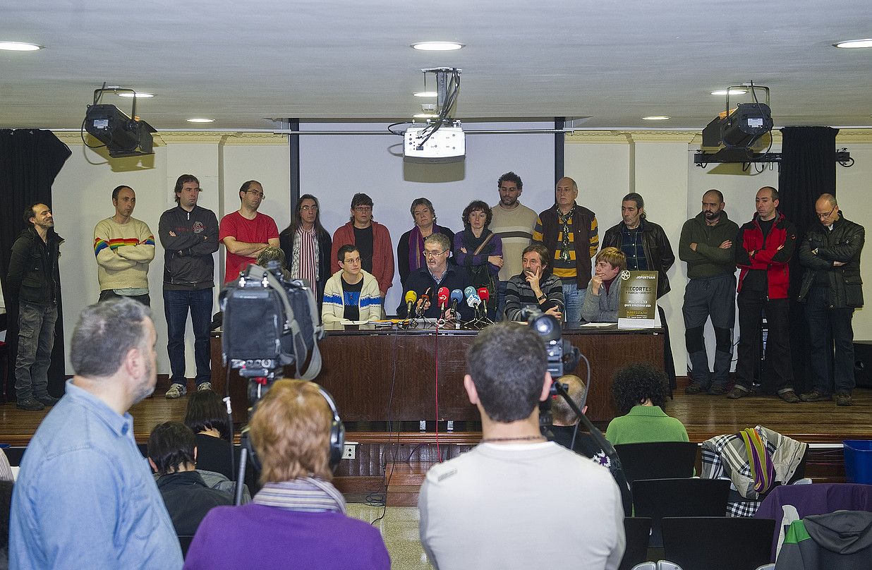 Adolfo Muñoz ELAko idazkari nagusia, hizketan, atzo, Bilbon, gizarte gastua murrizketaren aurkako manifestaziorako deia egiten. LUIS JAUREGIALTZO / ARGAZKI PRESS.