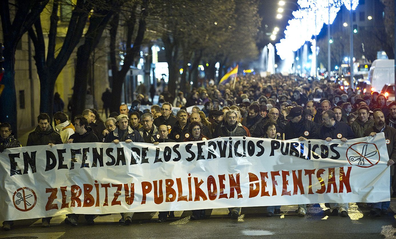 Eguraldi txarra eta hotza ez ziren oztopo izan ehunka herritarrek gizarte zerbitzuen alde egiteko. JAGOBA MANTEROLA / ARP.