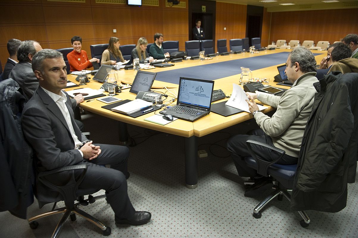 Javier Ramos Lanbideko zuzendaria, atzo, Eusko Legebiltzarrean. JUANAN RUIZ / ARGAZKI PRESS.