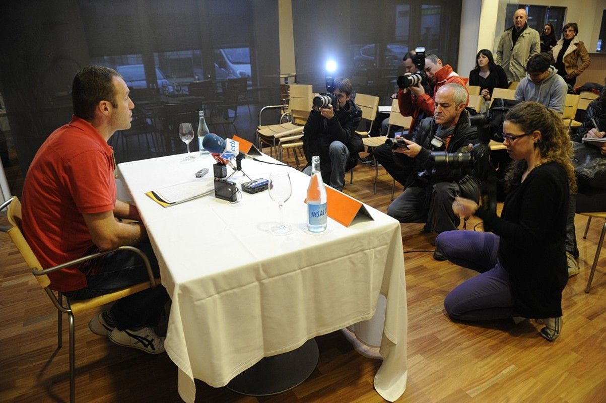 Sebastian Gonzalez, argazkilarien aurrean, atzo Irungo hotel batean eginiko prentsa agerraldian. JON URBE / A. PRESS.