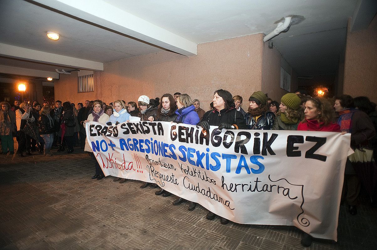 Dozenaka herritarrek egin zuten protesta atzo Irunen. JUAN CARLOS RUIZ / ARP.