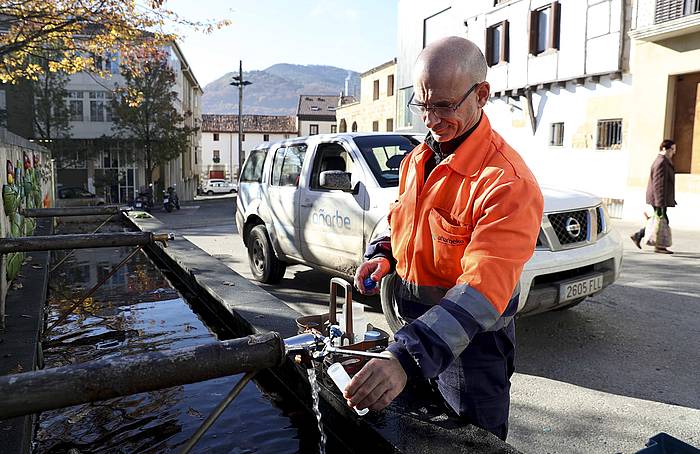 Usurbilgo ura aztertzen. JUAN HERRERO, EFE