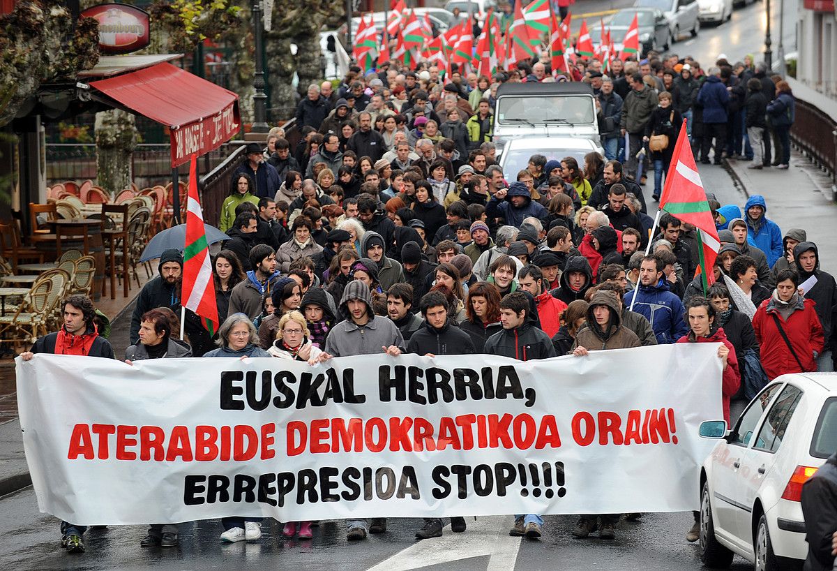 800 bat lagun bildu ziren Donibane Garaziko karriketan. GAIZKA IROZ.