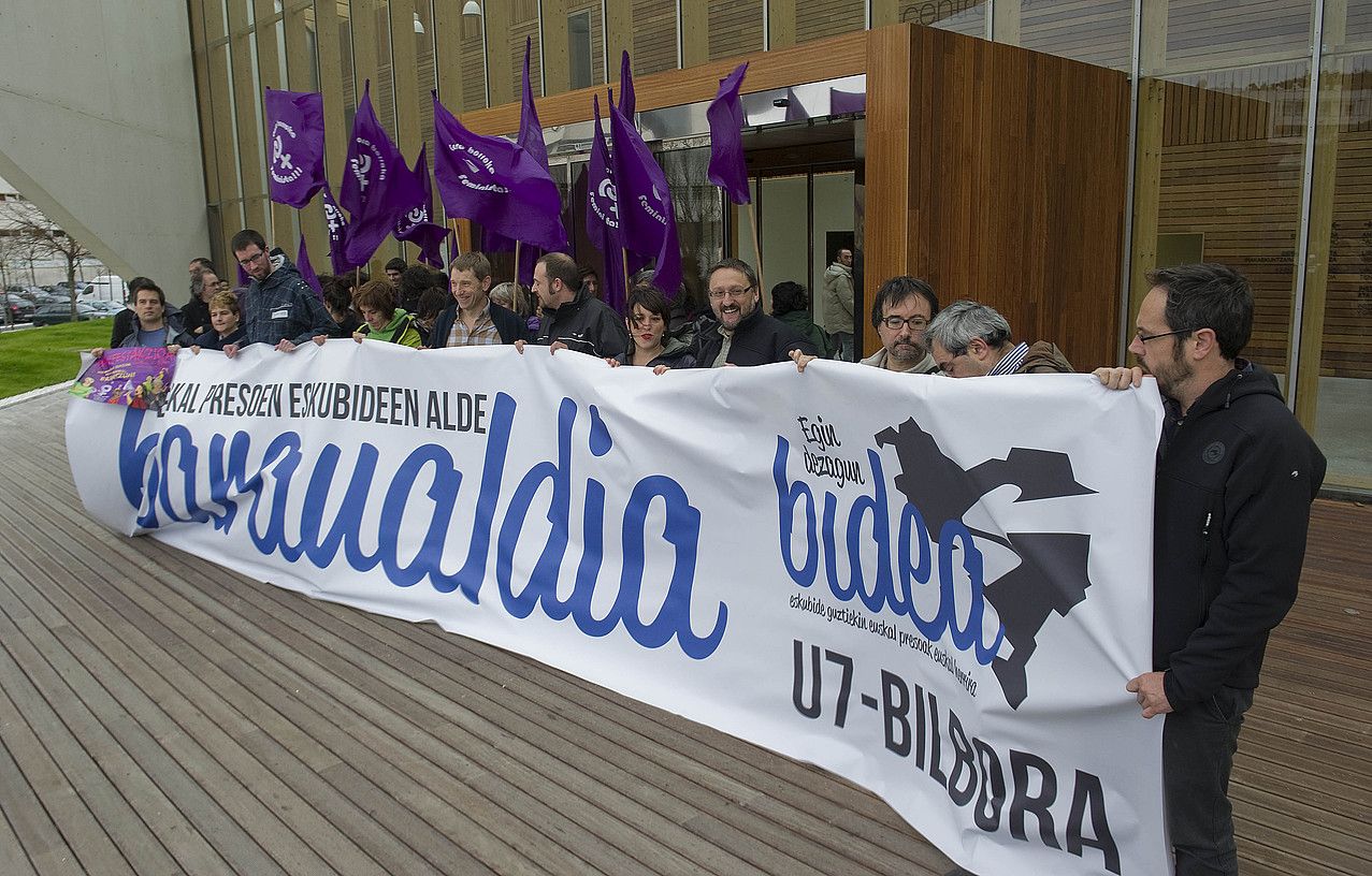 Ibaetan baraualdian sartu aurretik elkarretaratzea egin zuten hainbat politikarik atzo. ANDONI CANELLADA / ARGAZKI PRESS.