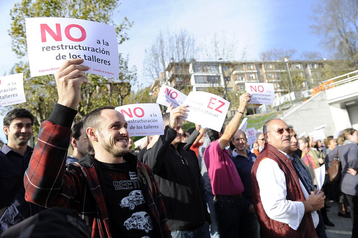 Bilboko Metroko beharginek asteak daramatzate protestan, zuzendaritzak ez duelakoan lan ituna betetzen. MARISOL RAMIREZ / ARGAZKI PRESS.