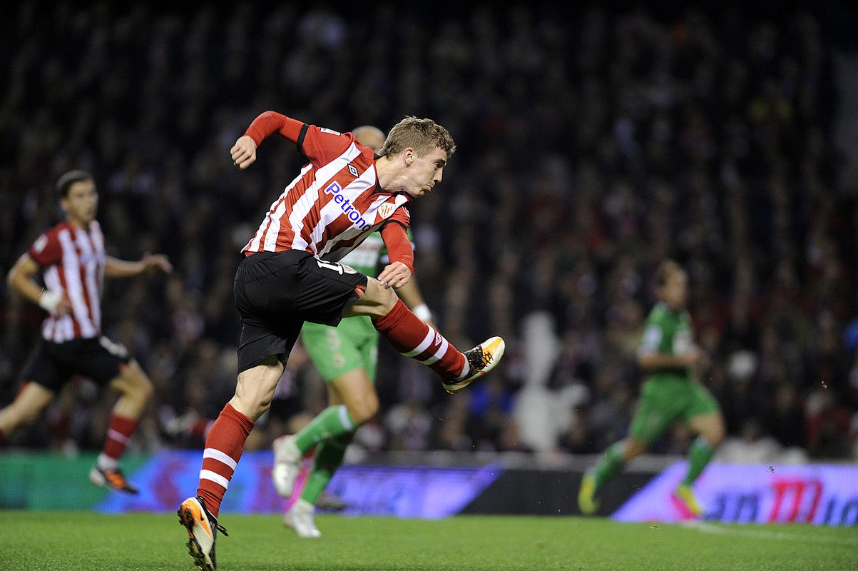 Iker Muniain, joan den igandean, Racingen aurkako partidan, atera jaurtitzen. MARISOL RAMIREZ / ARGAZKI PRESS.