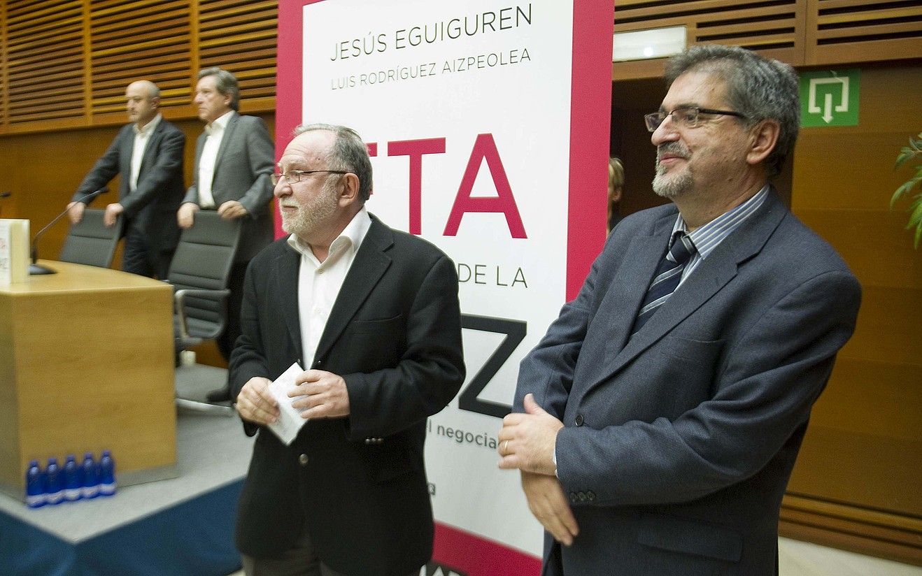 Luis R. Aizpeolea eta Jesus Egiguren atzo, liburuaren aurkezpenean. ANDONI CANELLADA / ARGAZKI PRESS.