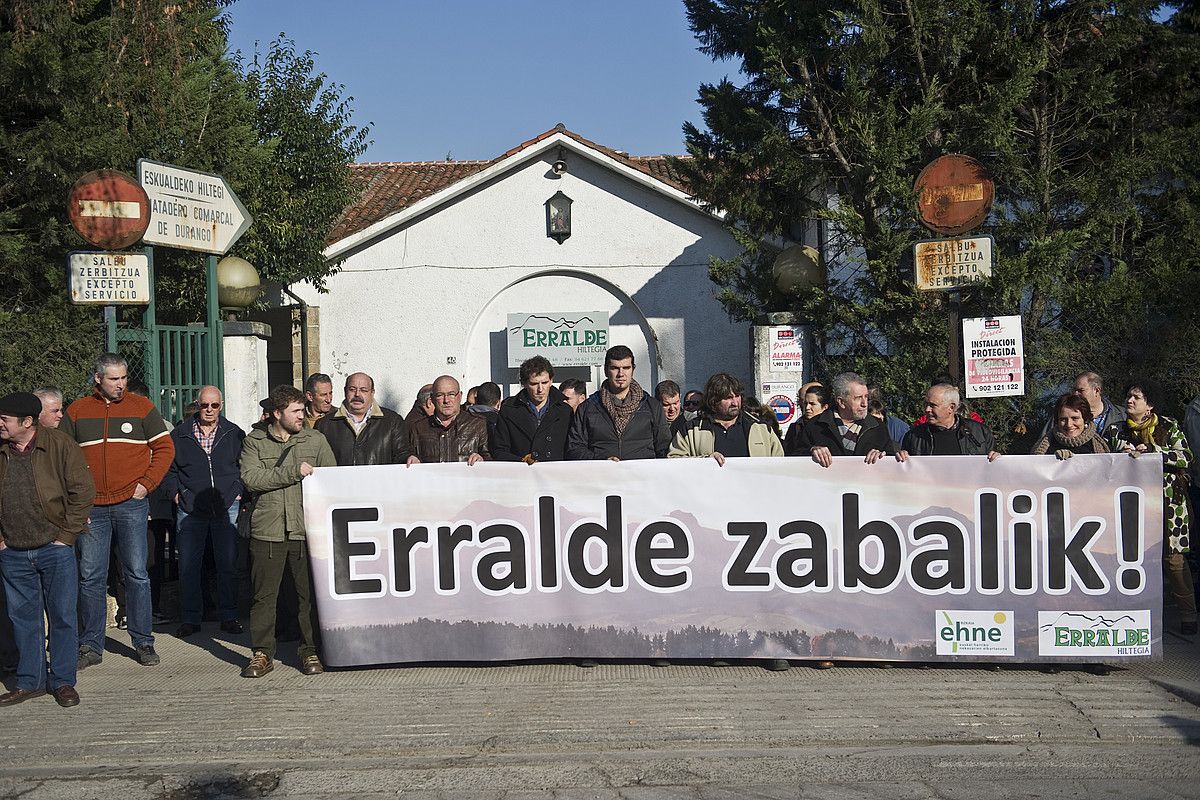 Abeltzainak, harakinak, EHNE sindikatuko ordezkariak, Bilduko kideak eta hamabost herritako alkate eta zinegotziak izan dira protestan. JUANAN RUIZ / ARGAZKI PRESS.