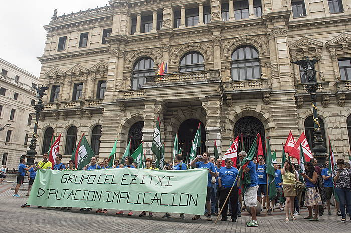 CEL enpresako langileak, Zallatik Bilbora egin zuten martxaren amaieran, joan den uztailaren 13an, Bizkaiko Aldundiaren parean. MOIKA DEL VALLE, ARGAZKI PRESS