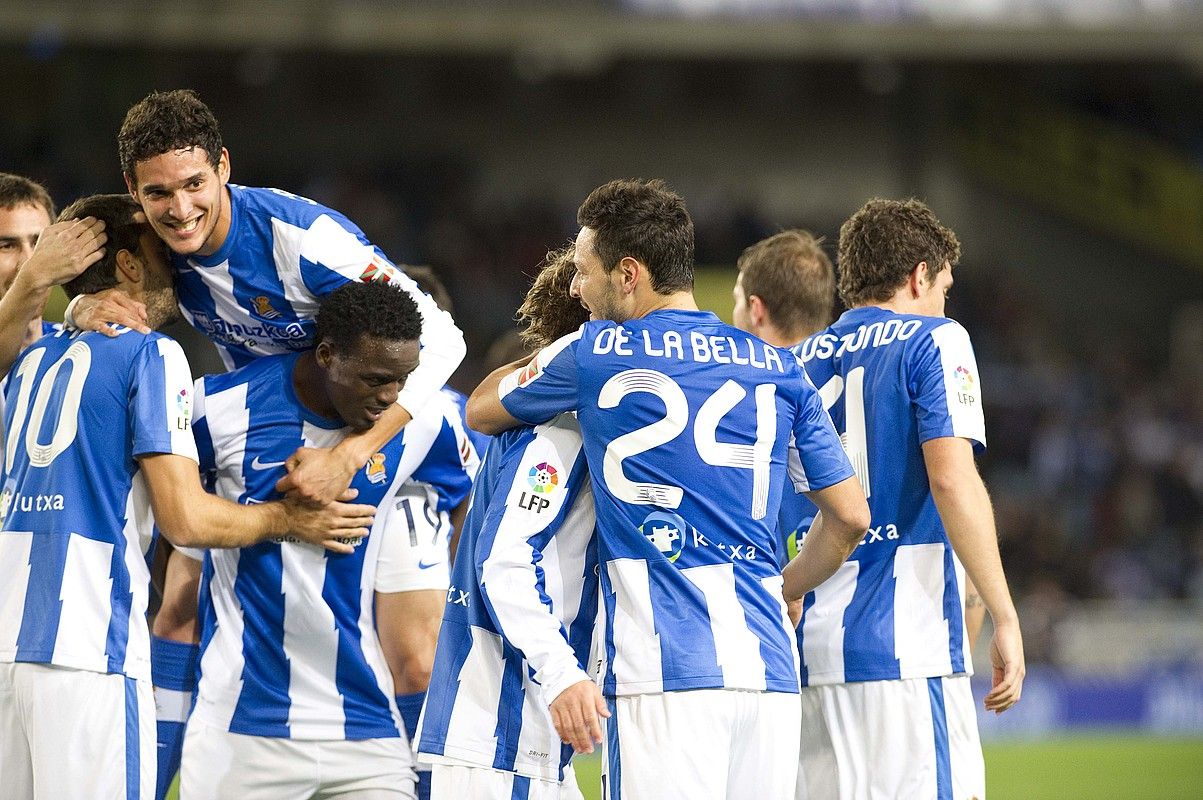 Realeko jokalariak Griezmannek sartutako gola ospatzen; 1-0ekoa zen, eta ondoren beste hiru gol ere sartu zituzten donostiarrek. GORKA RUBIO / ARGAZKI PRESS.